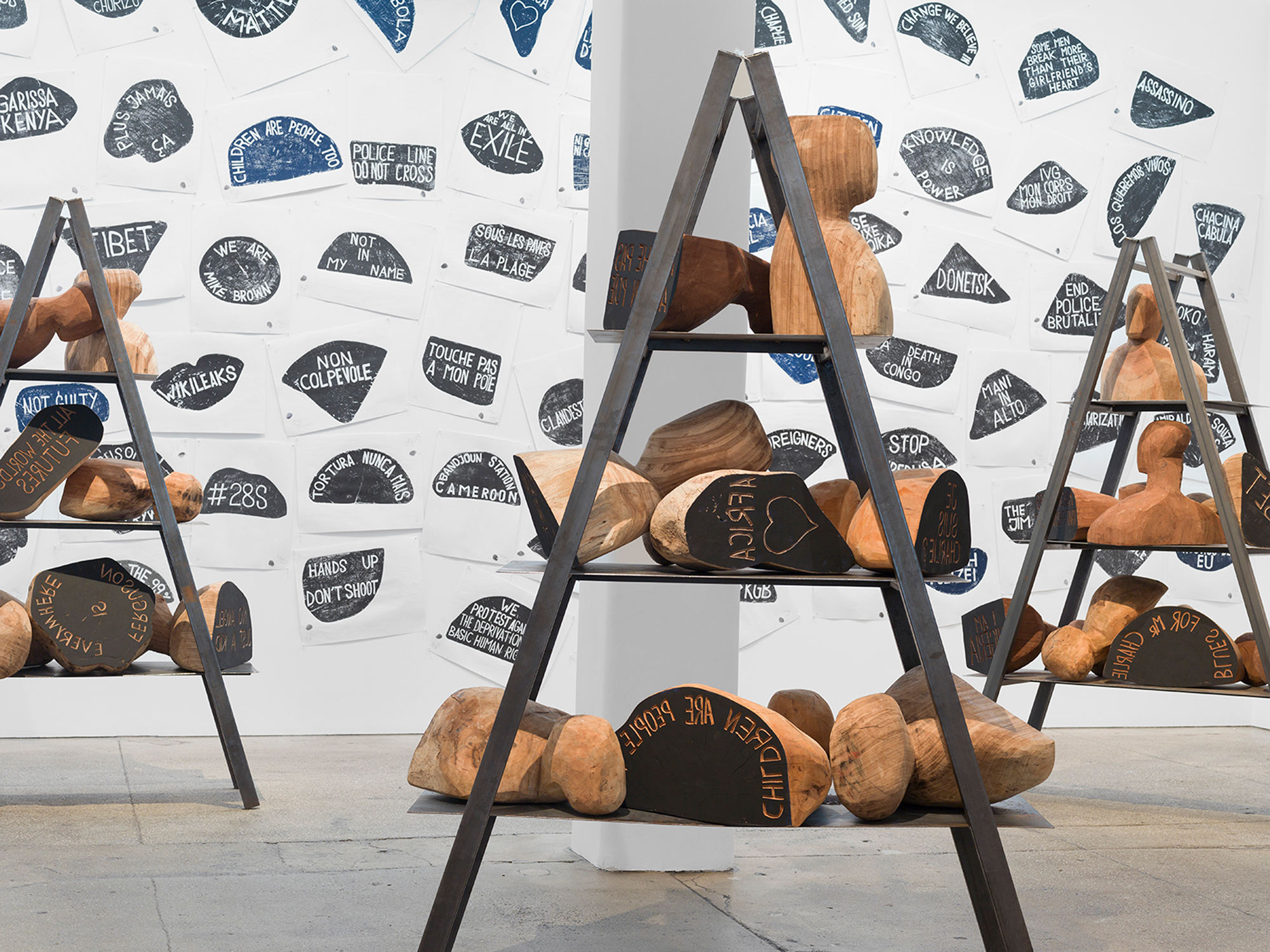 -Urban Requiem, Barthélémy Toguo, 8 échelles en acier, 64 tampons en bois, 64 empreintes de bois gravé sur papier, dimension variable 2017, Galerie Lelong, Paris
